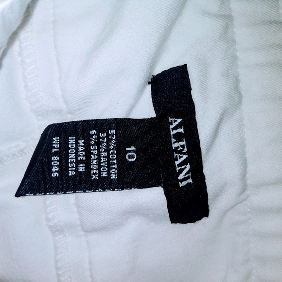 Alfani Front Pleated Chino Style Capris Women's Size 10 - Picture 6 of 6